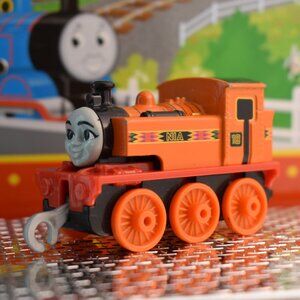 NIA 2018 Diecast Plastic Trackmasters Take and Play Thomas & Friends Tank Engine